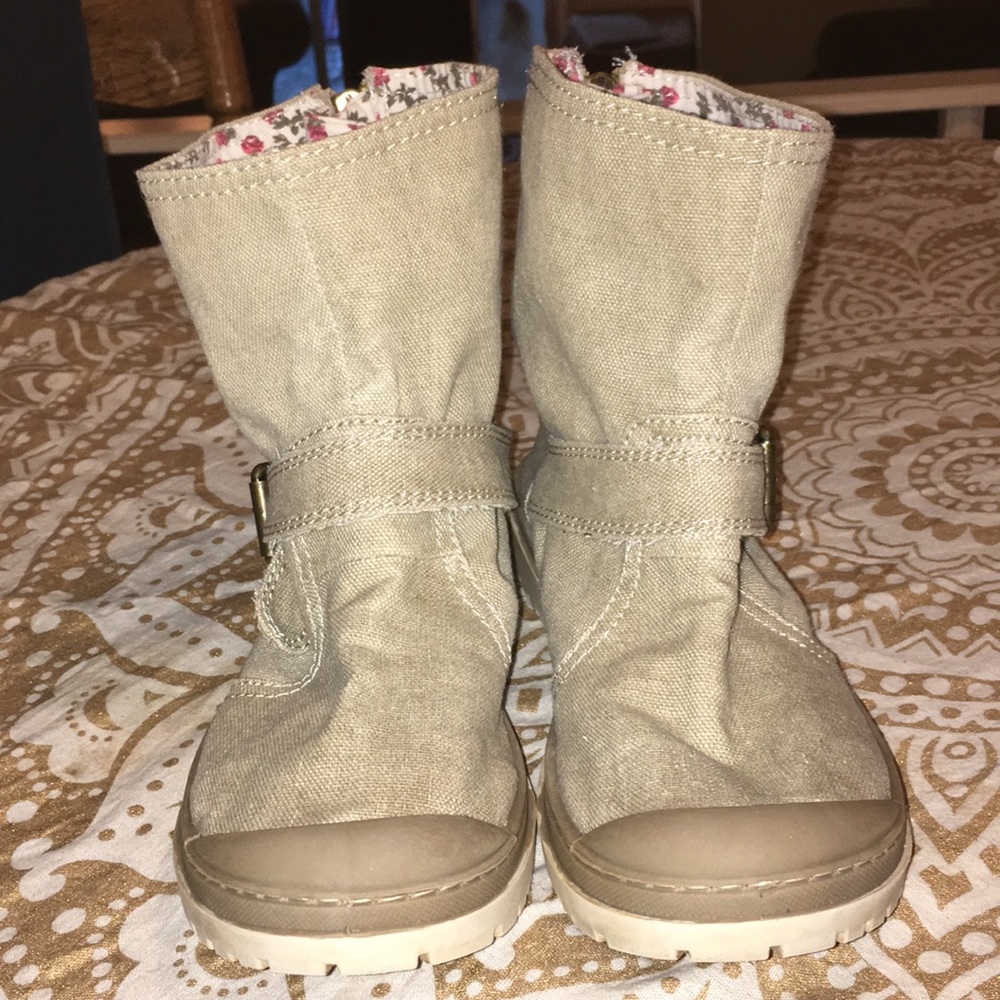 ROXY cozy beige buckle boots